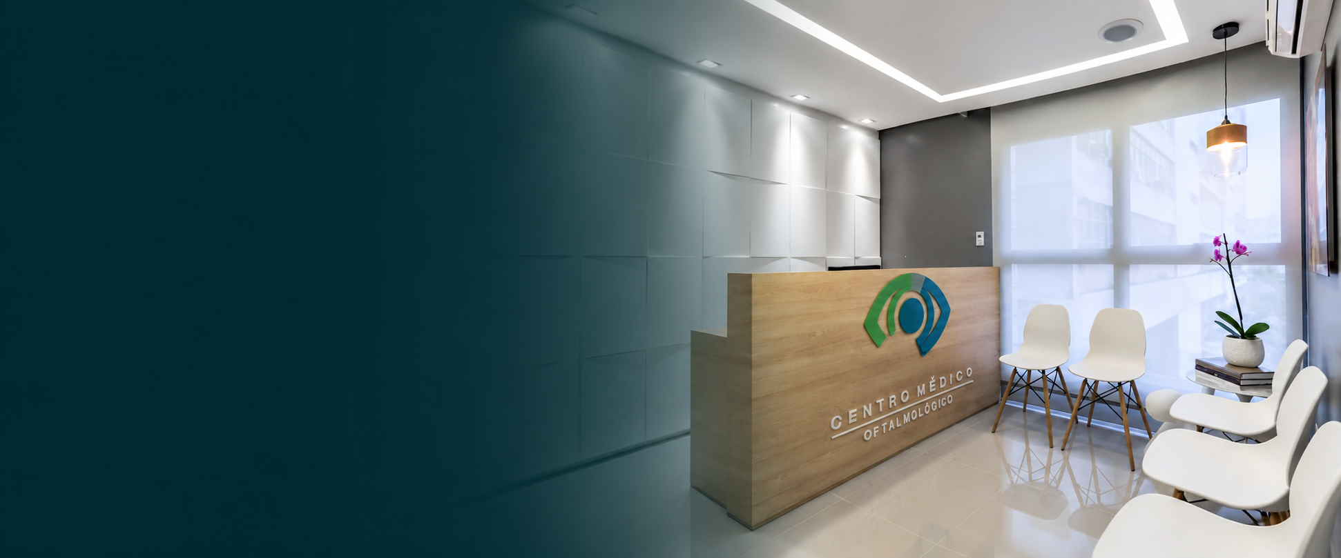 Recepção moderna de centro médico oftalmológico, balcão de madeira com logo da clínica, painel de luz no teto, cadeiras brancas, ambiente clean e sofisticado, fotografia realista